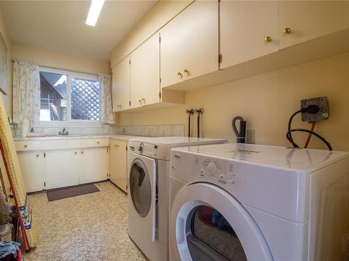 2701 Yawl Lane, Pender Island, BC - Indoor Photo Showing Laundry Room