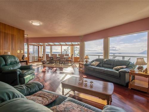 2701 Yawl Lane, Pender Island, BC - Indoor Photo Showing Living Room