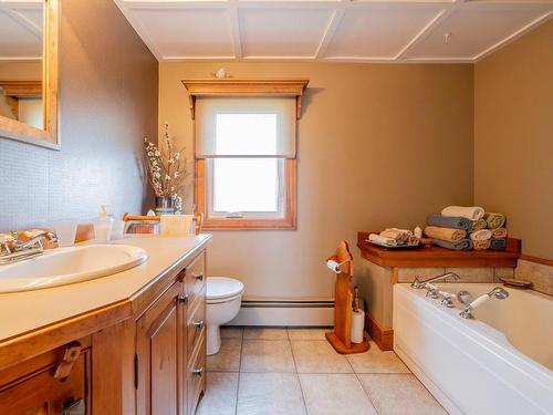 Salle de bains - 211 Ch. De La Pointe-Basse, Les Îles-De-La-Madeleine, QC - Indoor Photo Showing Bathroom
