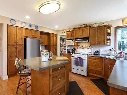 7522 Island Hwy North, Merville, BC - Indoor Photo Showing Kitchen