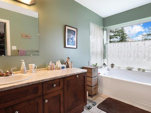 7522 Island Hwy North, Merville, BC - Indoor Photo Showing Bathroom