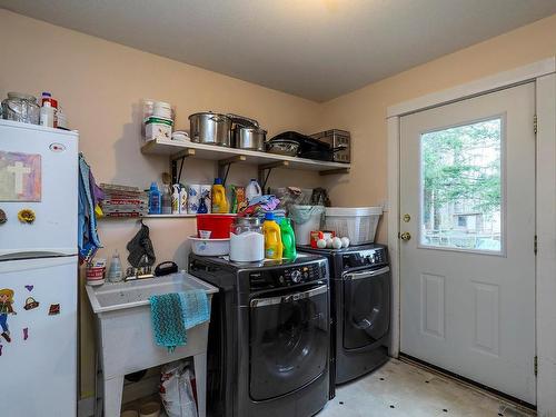 7522 Island Hwy North, Merville, BC - Indoor Photo Showing Laundry Room