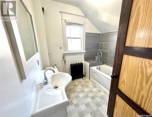 1372 98Th Street, North Battleford, SK - Indoor Photo Showing Bathroom