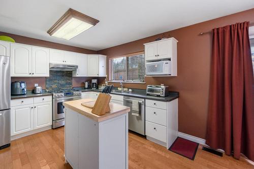3306 4Th Avenue, Castlegar, BC - Indoor Photo Showing Kitchen