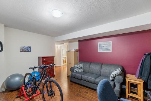 3306 4Th Avenue, Castlegar, BC - Indoor Photo Showing Living Room