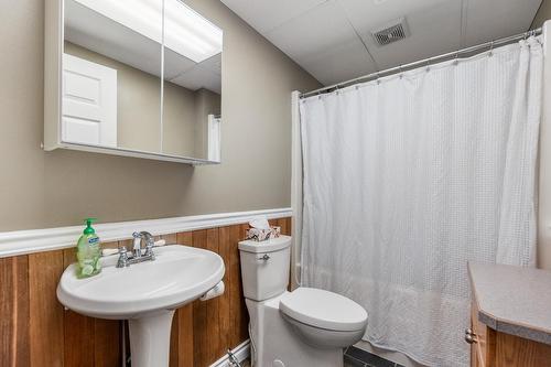 3306 4Th Avenue, Castlegar, BC - Indoor Photo Showing Bathroom