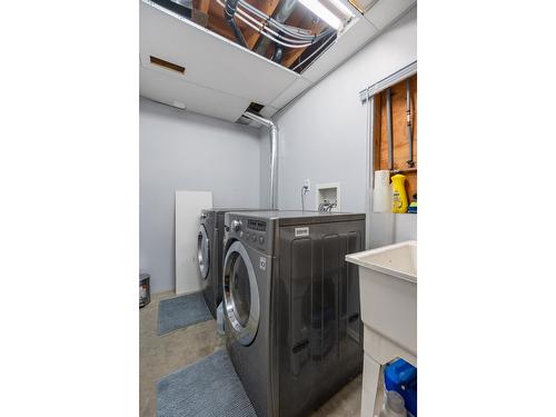 3306 4Th Avenue, Castlegar, BC - Indoor Photo Showing Laundry Room