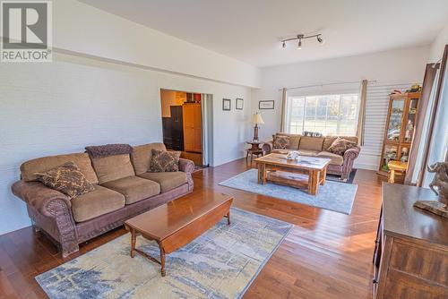 2819 Erickson Road, Erickson, BC - Indoor Photo Showing Living Room