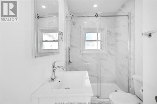 205 East Pike Creek Road, Lakeshore, ON - Indoor Photo Showing Bathroom