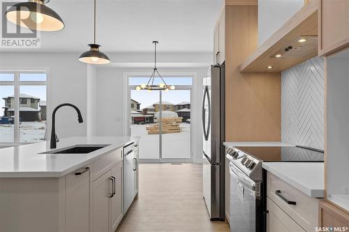 439 Schmeiser Bend, Saskatoon, SK - Indoor Photo Showing Kitchen With Upgraded Kitchen