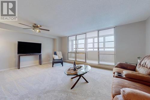 #1605 -225 Harvard Pl N, Waterloo, ON - Indoor Photo Showing Living Room
