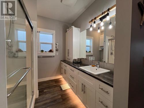 477 4Th Street, Vernon, BC - Indoor Photo Showing Bathroom
