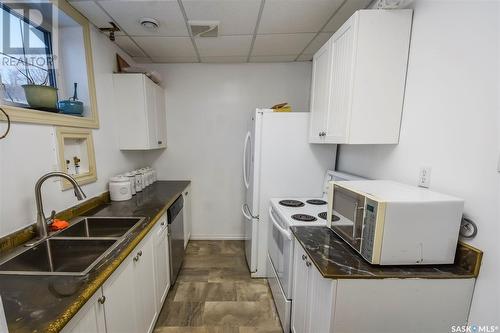 791 Sunset Bay, Estevan, SK - Indoor Photo Showing Kitchen With Double Sink