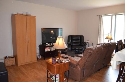 450 Carlton Street|Unit #22, St. Catharines, ON - Indoor Photo Showing Living Room