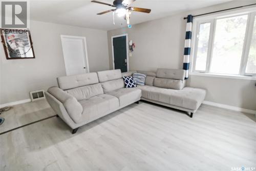 328 6Th Avenue Se, Swift Current, SK - Indoor Photo Showing Living Room