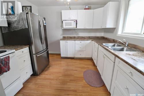 328 6Th Avenue Se, Swift Current, SK - Indoor Photo Showing Kitchen With Double Sink