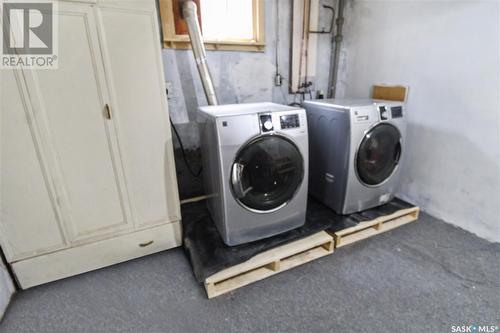 328 6Th Avenue Se, Swift Current, SK - Indoor Photo Showing Laundry Room