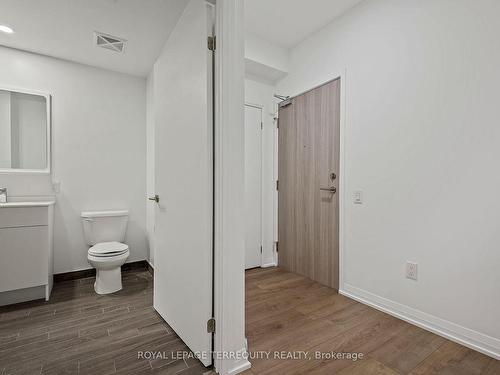 307-75 Canterbury Pl, Toronto, ON - Indoor Photo Showing Bathroom