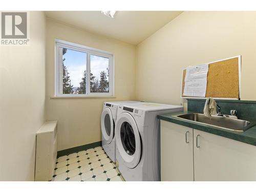 4058 Lakeshore Road Unit# 401, Kelowna, BC - Indoor Photo Showing Laundry Room