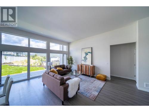 3758 Davidson Court, West Kelowna, BC - Indoor Photo Showing Living Room