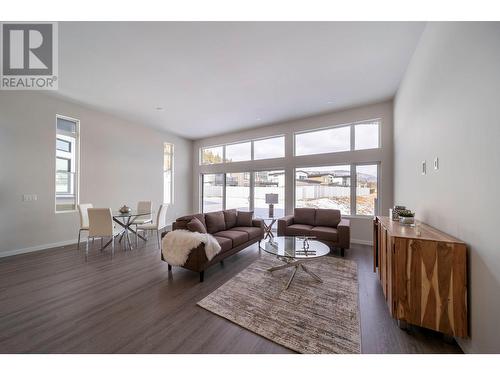 3758 Davidson Court, West Kelowna, BC - Indoor Photo Showing Living Room