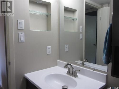 526 K Avenue N, Saskatoon, SK - Indoor Photo Showing Bathroom