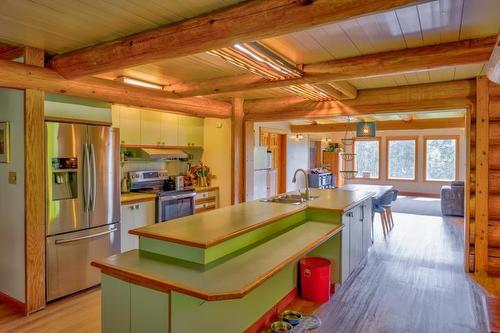 644 Lapp Rd, Golden, BC - Indoor Photo Showing Kitchen
