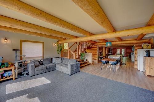 644 Lapp Rd, Golden, BC - Indoor Photo Showing Living Room