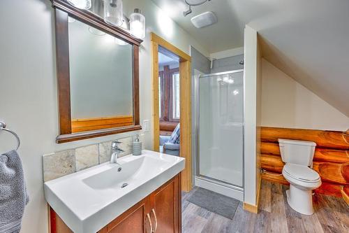 644 Lapp Rd, Golden, BC - Indoor Photo Showing Bathroom