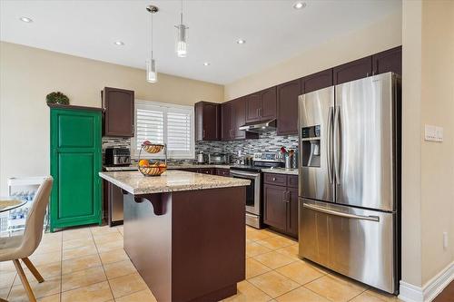 125 Lampman Drive, Grimsby, ON - Indoor Photo Showing Kitchen With Upgraded Kitchen