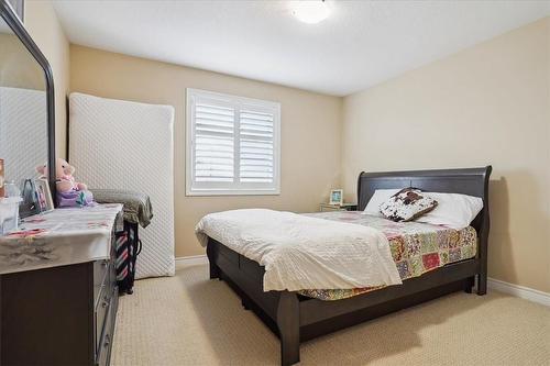 125 Lampman Drive, Grimsby, ON - Indoor Photo Showing Bedroom
