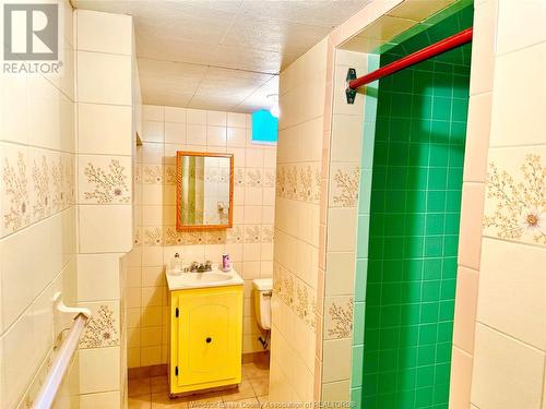 1645 Chappell, Windsor, ON - Indoor Photo Showing Bathroom