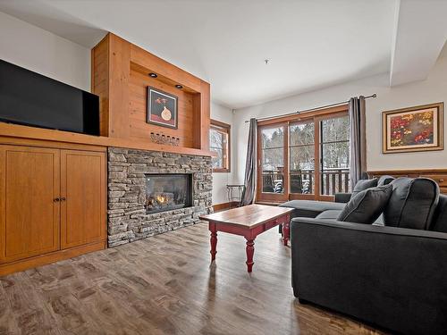 Salon - 7-1520 Ch. Du Versant-Soleil, Mont-Tremblant, QC - Indoor Photo Showing Living Room With Fireplace
