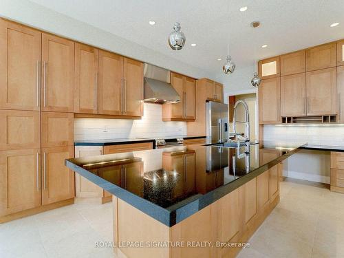 2465 Tesla Cres, Oakville, ON - Indoor Photo Showing Kitchen With Upgraded Kitchen