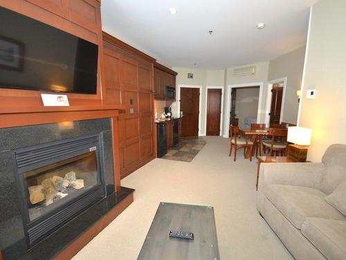 Living room - 302-6385 Mtée Ryan, Mont-Tremblant, QC - Indoor Photo Showing Living Room With Fireplace