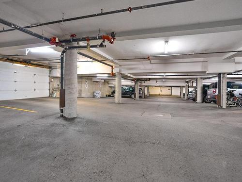 Garage - 201-1073 Rue De Bleury, Montréal (Ville-Marie), QC - Indoor Photo Showing Garage