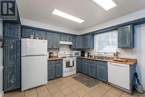 7655 St Patrick Avenue, Prince George, BC - Indoor Photo Showing Kitchen With Double Sink
