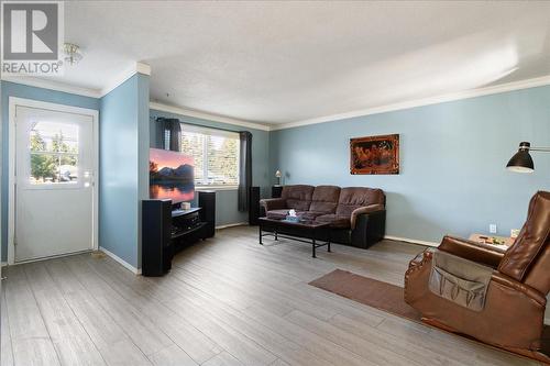 334 Robson Street, Clearwater, BC - Indoor Photo Showing Living Room