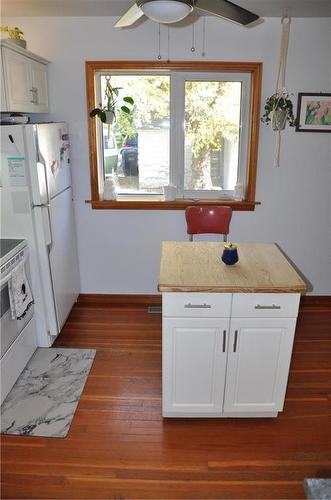12 1 St Street S, Niverville, MB - Indoor Photo Showing Kitchen