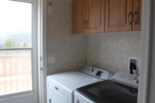 450 Brouse Loop Road, Nakusp, BC - Indoor Photo Showing Laundry Room