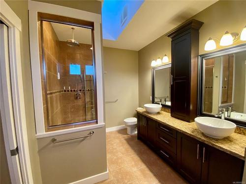 3702 Glen Oaks Dr, Nanaimo, BC - Indoor Photo Showing Bathroom