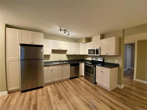 3702 Glen Oaks Dr, Nanaimo, BC - Indoor Photo Showing Kitchen With Double Sink