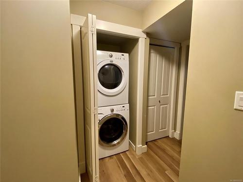 3702 Glen Oaks Dr, Nanaimo, BC - Indoor Photo Showing Laundry Room
