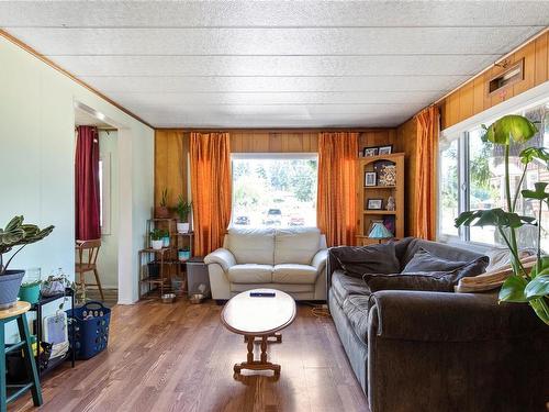 1922 Cedar Rd, Nanaimo, BC - Indoor Photo Showing Living Room