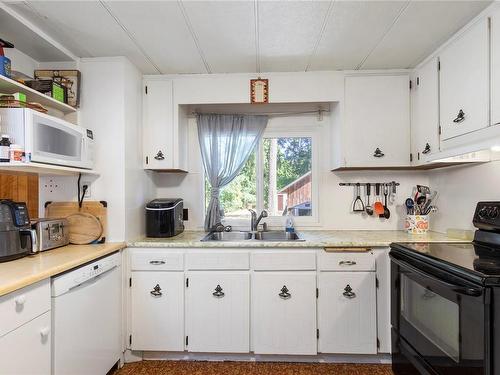 1922 Cedar Rd, Nanaimo, BC - Indoor Photo Showing Kitchen With Double Sink