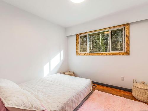 1743 Maple Bay Rd, Duncan, BC - Indoor Photo Showing Bedroom