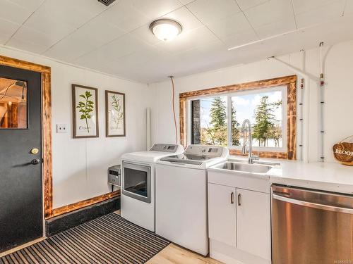 1743 Maple Bay Rd, Duncan, BC - Indoor Photo Showing Laundry Room
