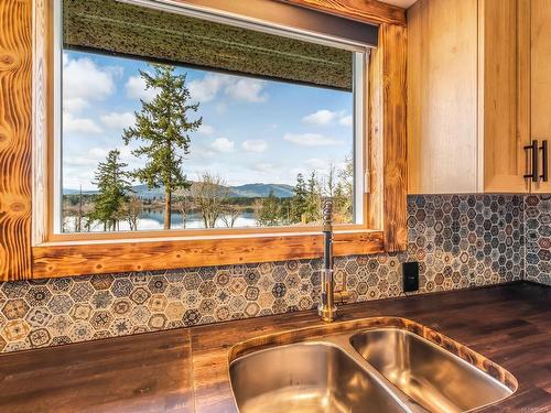 1743 Maple Bay Rd, Duncan, BC - Indoor Photo Showing Kitchen With Double Sink