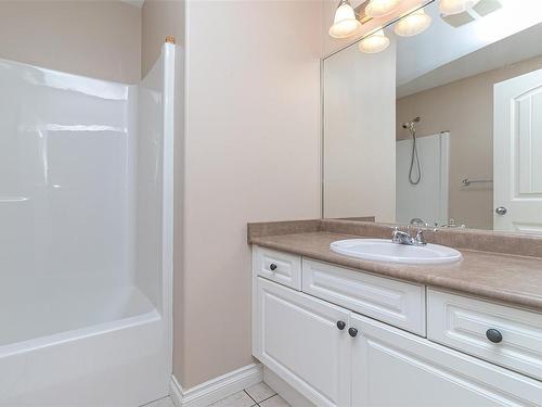 24-3101 Herons Way, Duncan, BC - Indoor Photo Showing Bathroom