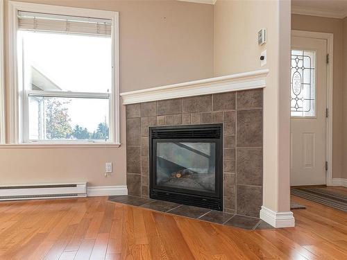 24-3101 Herons Way, Duncan, BC - Indoor Photo Showing Living Room With Fireplace